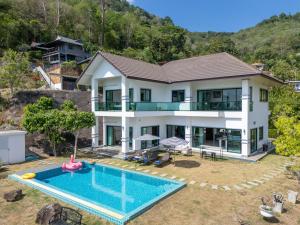 4-Bedroom Panoramic Sea View Villa Pool, Airport Pick-Up Service, Maid Cleaning, Near Karon Beach