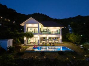 4-Bedroom Panoramic Sea View Villa Pool, Airport Pick-Up Service, Maid Cleaning, Near Karon Beach