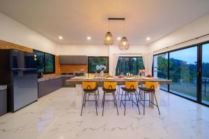 4-Bedroom Panoramic Sea View Villa Pool, Airport Pick-Up Service, Maid Cleaning, Near Karon Beach