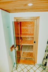 Ugenert sommerhus ved skoven med spabad og sauna
