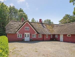 Ugenert sommerhus ved skoven med spabad og sauna