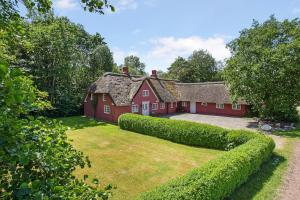 Ugenert sommerhus ved skoven med spabad og sauna