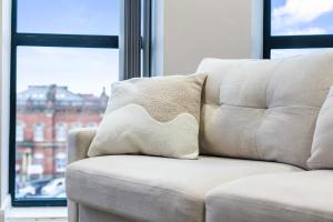Penthouse Apartment in Central Leeds Near Train Station Free WiFi Free Parking