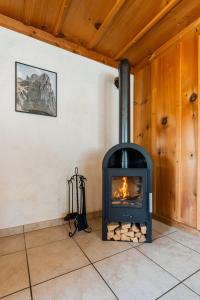 Alpine Hideaway near Brienz with Hot Tub & Parking