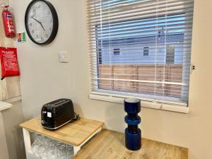 7-bed Compact Chalet Near Glasgow Sleeps up to 14 - Maryville Caravan Site Uddingston, Glasgow