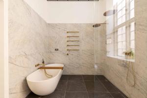 Modern Luxury 4BR Home near Kings Garden