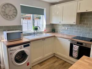 Brand New 2 Bed House - Sleeps 4 - Free Parking - Near HS2 & Drayton Manor