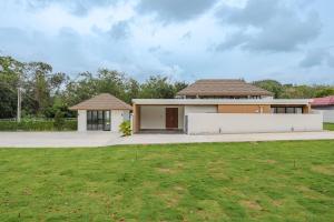 New pool villa with fitness and tennis court