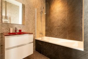 Arc de Triomphe - Home in City - AC & Parking