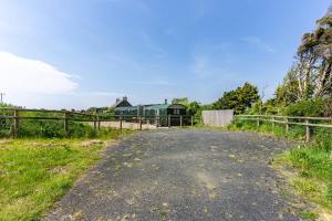Unique Double Shepherds Hut Hideaway - Pembrokeshire