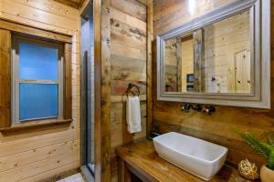Low Rider Lodge - Backs to Pine Forest and ATV Trail Access from Driveway
