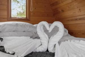 Lakeside Nest - Fishing Lakes, Heated Outdoor Swimming Pool 500yrds on Sister Park , Pool Open May to September