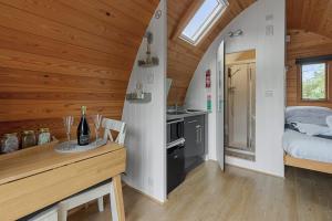 Lakeside Nest - Fishing Lakes, Heated Outdoor Swimming Pool 500yrds on Sister Park , Pool Open May to September