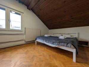Spacious Condo w Terrace