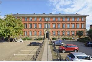 County House Escape - courtyard & free parking