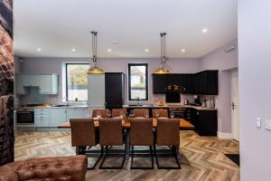 BOOTique House - Luxury Group Accommodation for 12