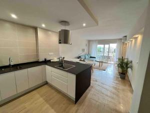 Modern central Apartment steps from Puerto Marina