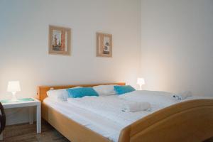 Central & Lovely Private Rooms in 3BR Shared Apt, with smart TV & WiFi