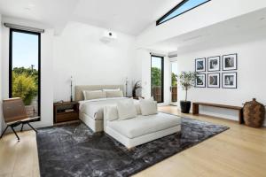 Sunny Rooftop Retreat in Venice Silver Triangle