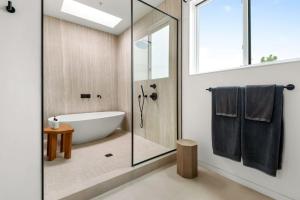 Sunny Rooftop Retreat in Venice Silver Triangle