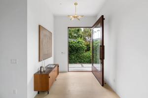 Sunny Rooftop Retreat in Venice Silver Triangle