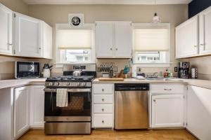 Darling Downtown 3BR Grill Patio Walk to Downtown Beach