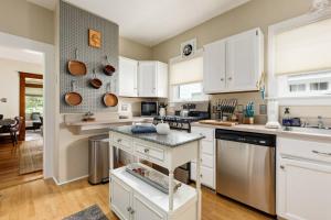Darling Downtown 3BR Grill Patio Walk to Downtown Beach