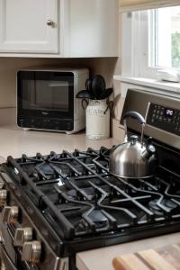 Darling Downtown 3BR Grill Patio Walk to Downtown Beach