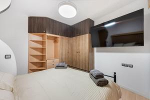 Málaga 2BR Apartment Near City Center with Patio