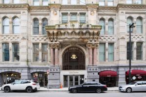 Downtown Luxe 2BR Loft Apt | Prime Location | Sleeps 10