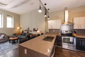 Downtown Luxe 2BR Loft Apt | Prime Location | Sleeps 10