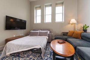 Downtown Luxe 2BR Loft Apt | Prime Location | Sleeps 10