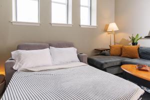 Downtown Luxe 2BR Loft Apt | Prime Location | Sleeps 10