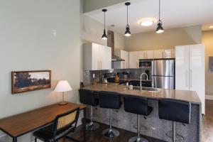 Downtown Luxe 2BR Loft Apt | Prime Location | Sleeps 10