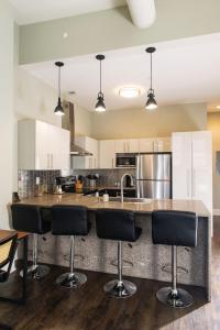 Downtown Luxe 2BR Loft Apt | Prime Location | Sleeps 10