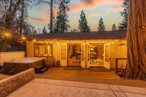 2 cabins-22 guests-2 hot tubs-Lake Access-Glamping