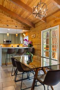 2 cabins-22 guests-2 hot tubs-Lake Access-Glamping
