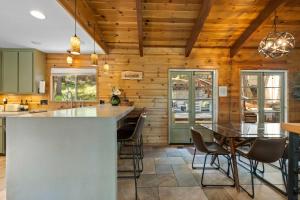2 cabins-22 guests-2 hot tubs-Lake Access-Glamping