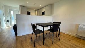 Joyful Management - A Mordern Semi-Detached House with 3 bedroom