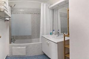 2BR and salon, La Défense, Parking