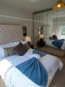 Walsall 4 Bedroom House - Sleeps 8 J7 J9 M6 Driveway Parking - Excellent Equipped Home -Walsall Manor Hospital Bloxwich Wednesbury Darlaston Wolves & More by Samina, Arz Stays