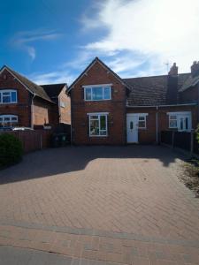 Walsall 4 Bedroom House - Sleeps 8 J7 J9 M6 Driveway Parking - Excellent Equipped Home -Walsall Manor Hospital Bloxwich Wednesbury Darlaston Wolves & More by Samina, Arz Stays