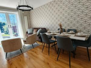 Walsall 4 Bedroom House - Sleeps 8 J7 J9 M6 Driveway Parking - Excellent Equipped Home -Walsall Manor Hospital Bloxwich Wednesbury Darlaston Wolves & More by Samina, Arz Stays