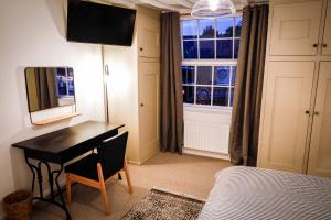 Spacious 4 Bed House Sleeps 8 in Quorn Near Loughborough