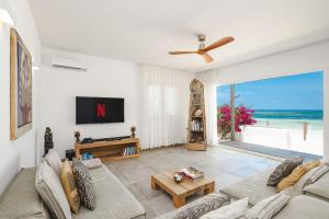 Private Beachfront Suite Apartment " Moja "