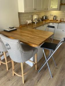 Cheerful 2 Bed Cottage with indoor fireplace