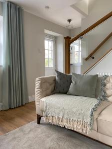 Cheerful 2 Bed Cottage with indoor fireplace