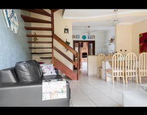 Confortável casa em Bertioga, 300 metros do mar