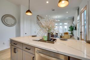 Less Than 2 Mi to Dtwn! Group Escape with Hot Tub in Houston