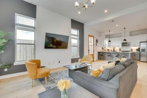 Less Than 2 Mi to Dtwn! Group Escape with Hot Tub in Houston